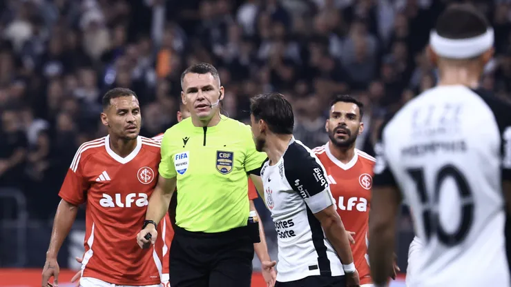 SP - SAO PAULO - 03/05/2025 - BRASILEIRO A 2025, CORINTHIANS X INTERNACIONAL - jogadores do Internacional reclamam com a arbitragem durante partida contra o Corinthians no estAdio Arena Corinthians pelo campeonato Brasileiro A 2025. Foto: Marcello Zambrana/AGIF
