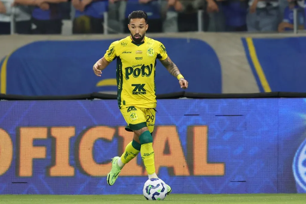 Clayson, jogador do Mirassol durante partida contra o Cruzeiro no estadio Mineirao pelo campeonato Brasileiro A 2025. Foto: Gilson Lobo/AGIF