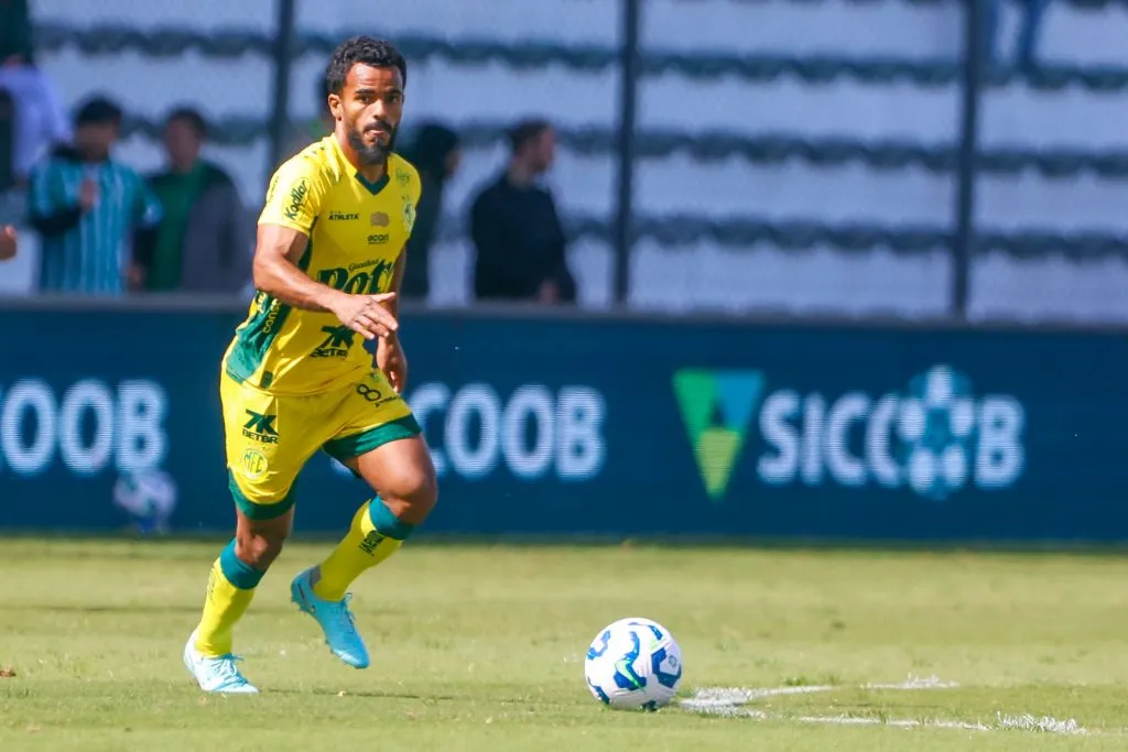 Danielzinho, jogador do Mirassol durante partida contra o Juventude no estadio Alfredo Jaconi pelo campeonato Brasileiro A 2025. Foto: Luiz Erbes/AGIF