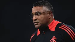 Roger Machado observa equipe do Internacional -Foto: Ettore Chiereguini/AGIF