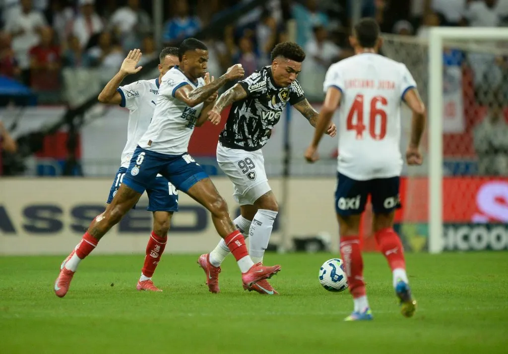 Jean Lucas jogador do Bahia disputa lance com Igor Jesus jogador do Botafogo – Foto: Jhony Pinho/AGIF
