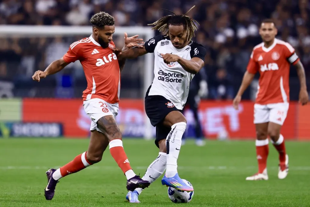 SP – SAO PAULO – 03/05/2025 – BRASILEIRO A 2025, CORINTHIANS X INTERNACIONAL – Andre Carrillo jogador do Corinthians disputa lance com Wesley jogador do Internacional durante partida no estadio Arena Corinthians pelo campeonato Brasileiro A 2025. Foto: Marcello Zambrana/AGIF