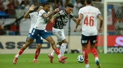 Jean Lucas, jogador do Bahia, disputa lance com Igor Jesus jogador do Botafogo durante partida no estadio Arena Fonte Nova pelo campeonato Brasileiro A 2025. Foto: Jhony Pinho/AGIF