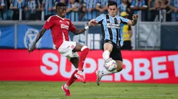 Aravena, jogador do Grêmio, disputa lance com Vitão, jogador do Internacional durante partida na Arena do Grêmio pelo campeonato Gaúcho 2025. Foto: Maxi Franzoi/AGIF