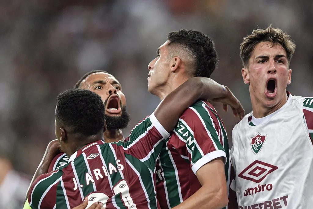 Jhon Arias, comemora gol de Kevin Serna com os companheiros de equipe do Fluminense durante partida contra o Sport no estadio Maracana pelo campeonato Brasileiro A 2025. Foto: Thiago Ribeiro/AGIF