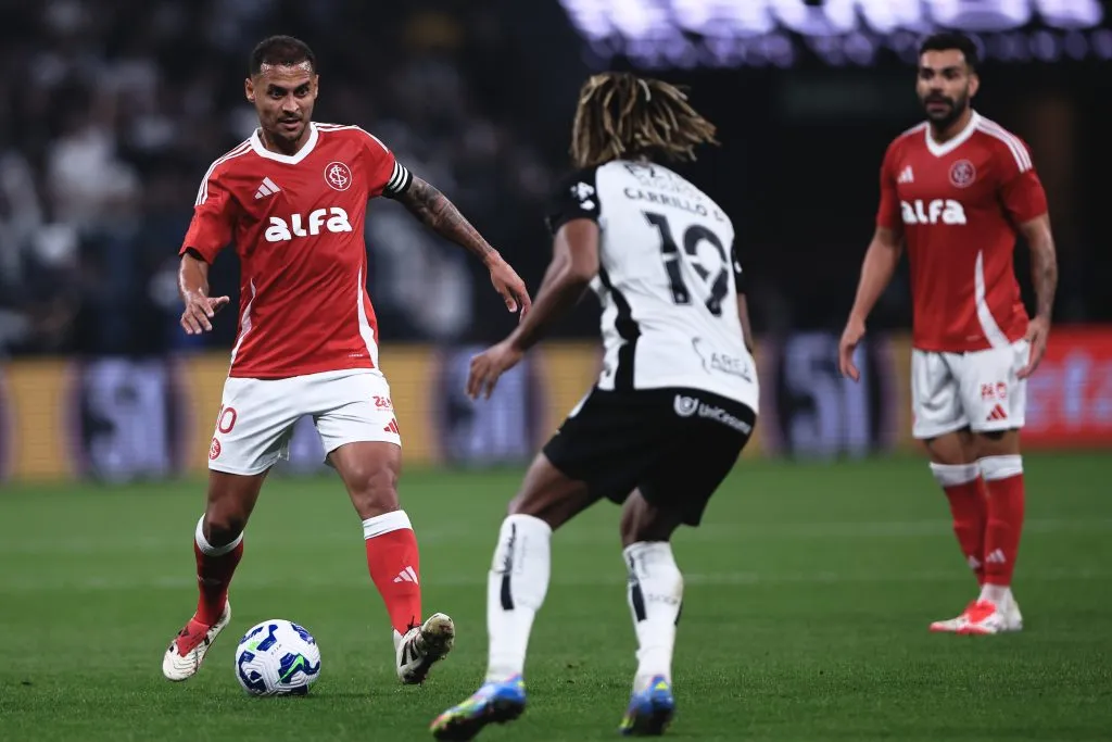 Alan Patrick, jogador do Internacional disputa lance com Carrillo jogador do Corinthians no estadio Arena Corinthians pelo campeonato Brasileiro A 2025. Foto: Ettore Chiereguini/AGIF
