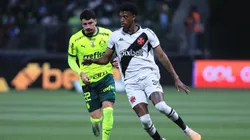 Piquerez jogador do Palmeiras disputa lance com Robson jogador do Vasco durante partida pelo campeonato Brasileiro A 2023. Foto: Ettore Chiereguini/AGIF