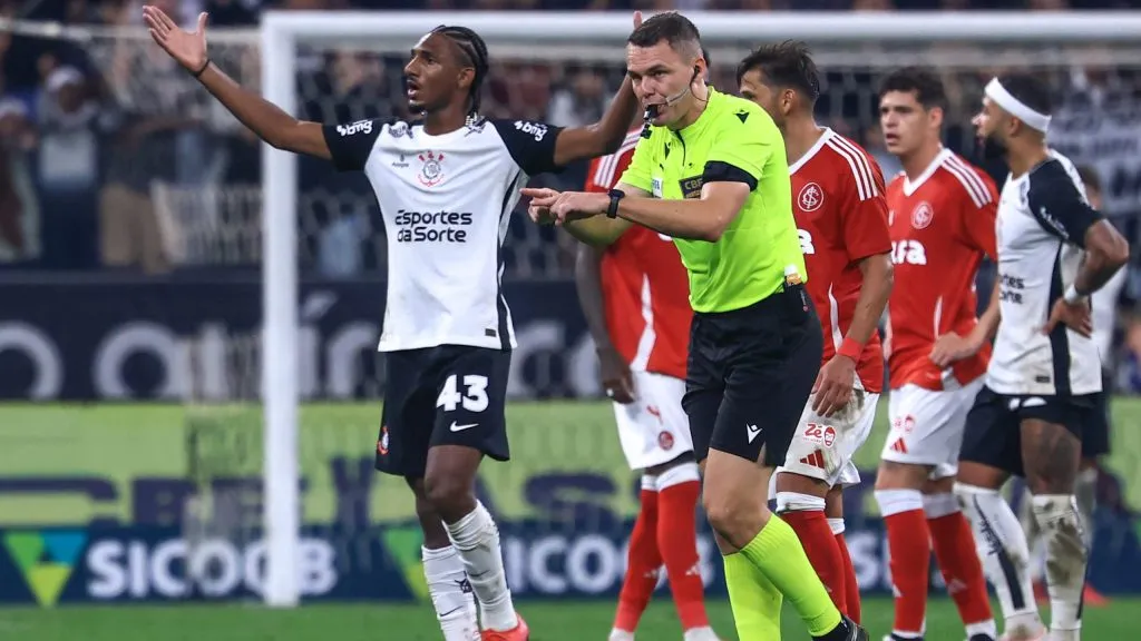 Árbitro Paulo César Zanovelli ouve reclamações. Foto: Marcello Zambrana/AGIF