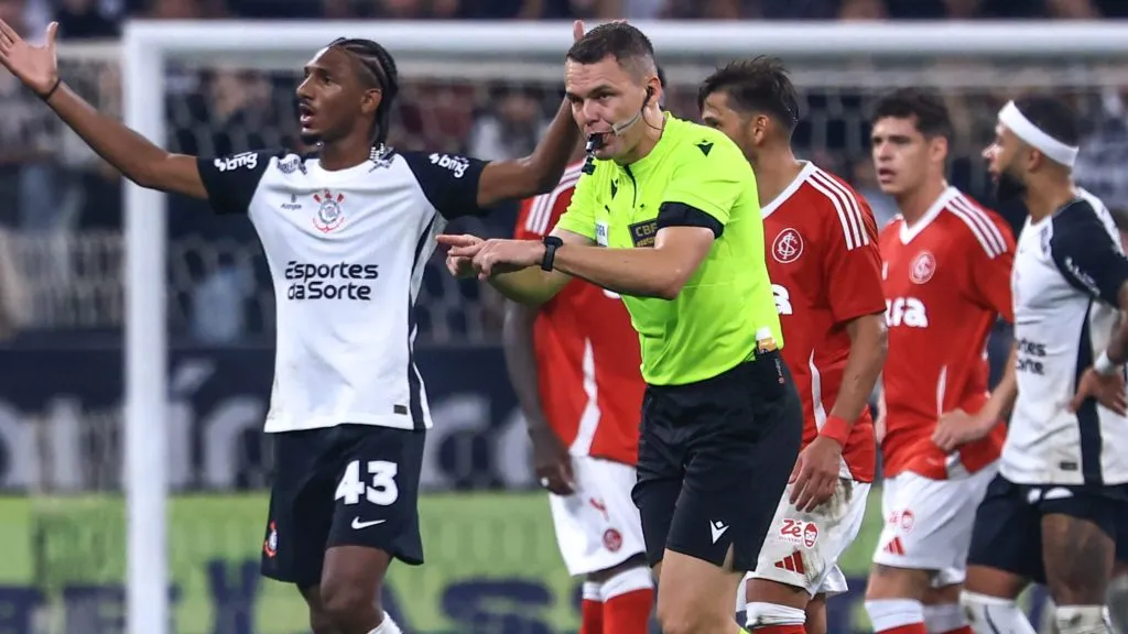 Árbitro Paulo Cesar Zanoveli da Silva durante partida entre Corinthians e Internacional pelo Campeonato Brasileiro A 2025. Foto: Marcello Zambrana/AGIF