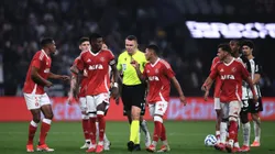 O árbitro Paulo Cesar Zanoveli da Silva durante partida entre Corinthians e Internacional no estádio Arena Corinthians pelo campeonato Brasileiro A 2025. Foto: Ettore Chiereguini/AGIF