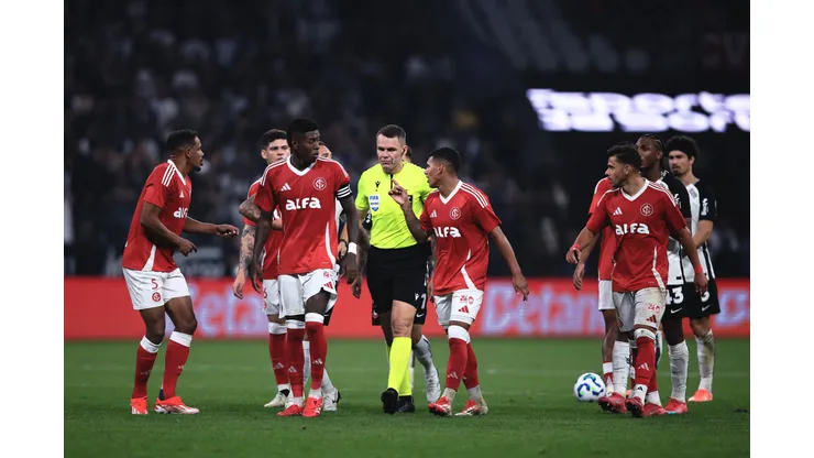 O árbitro Paulo Cesar Zanoveli da Silva durante partida entre Corinthians e Internacional no estádio Arena Corinthians pelo campeonato Brasileiro A 2025. Foto: Ettore Chiereguini/AGIF
