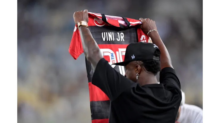 Vini Jr. no intervalo durante partida entre Vasco e Flamengo no estádio Maracanã pelo campeonato BRASILEIRO A 2023. Foto: Thiago Ribeiro/AGIF
