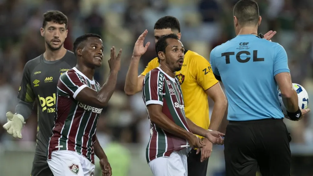 Jhon Arias, jogador do Fluminense, reclama com a arbitragem durante partida contra o Sport, pelo Brasileirão Betano. Foto: Jorge Rodrigues/AGIF.