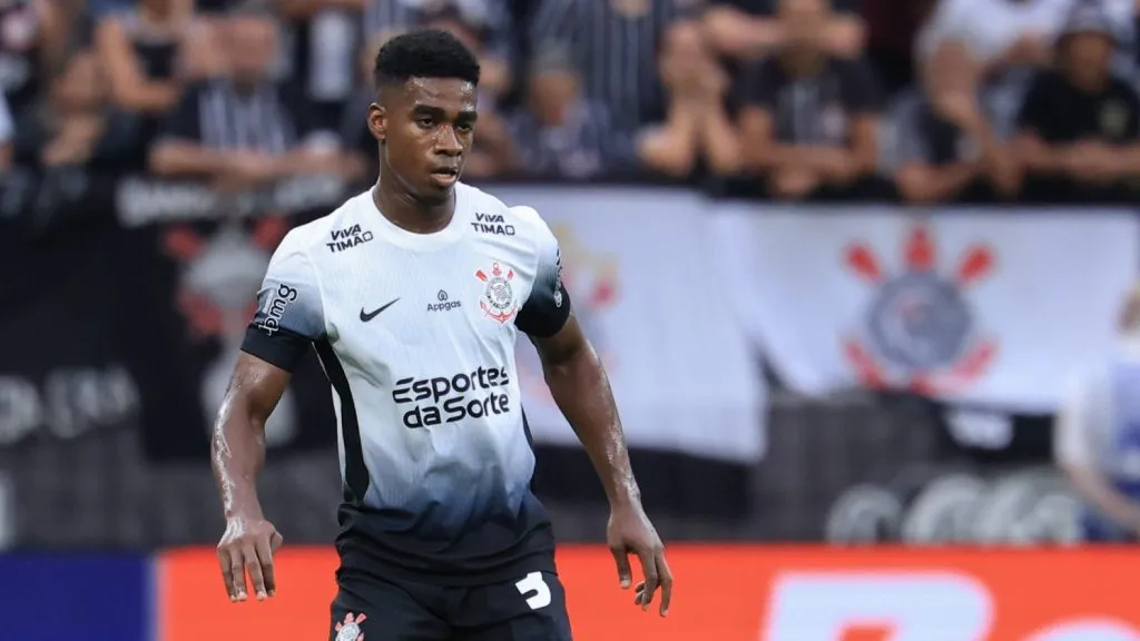 Félix Torres em ação pelo Corinthians. Foto: Marcello Zambrana/AGIF