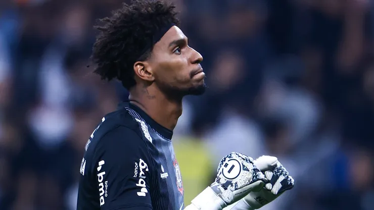 Hugo Souza durante partida entre Corinthians e Internacional, na Neo Química Arena, pelo Brasileirão.