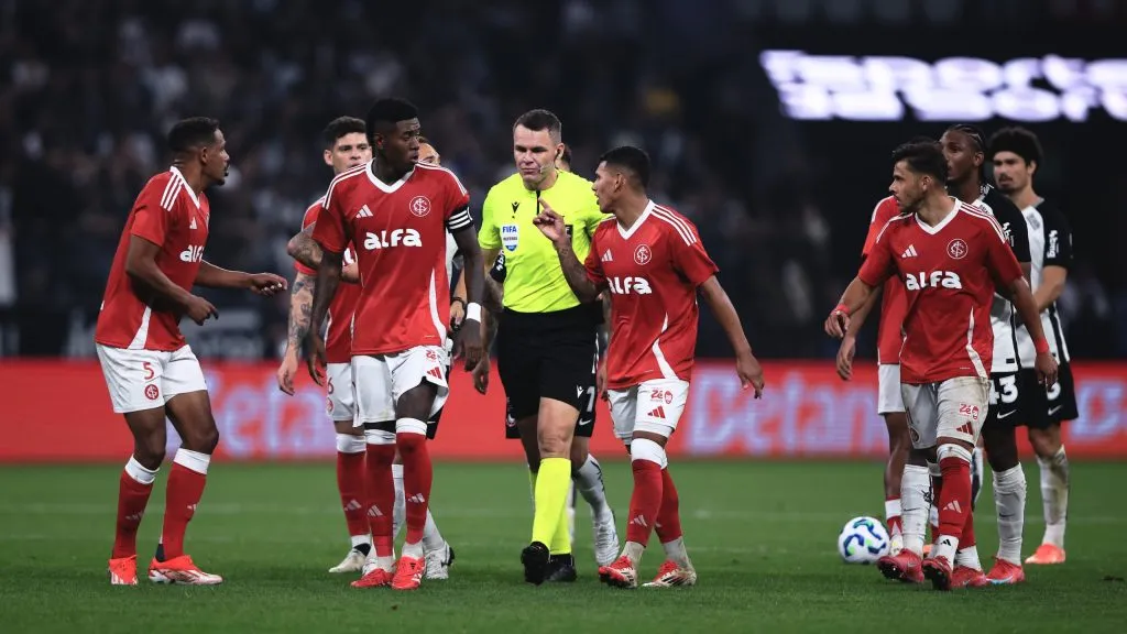 Paulo Zanovelli durante partida entre Corinthians e Internacional, pelo Brasileirão Betano. Foto: Ettore Chiereguini/AGIF.