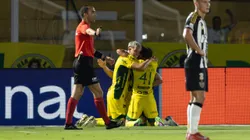 EDSON CARIOCA jogador do Mirassol comemora seu gol com jogador da sua equipe durante partida contra o Atlético-MG no estádio Jose Maria de Campos Maia pelo campeonato Brasileiro A 2025. Foto: Joisel Amaral/AGIF