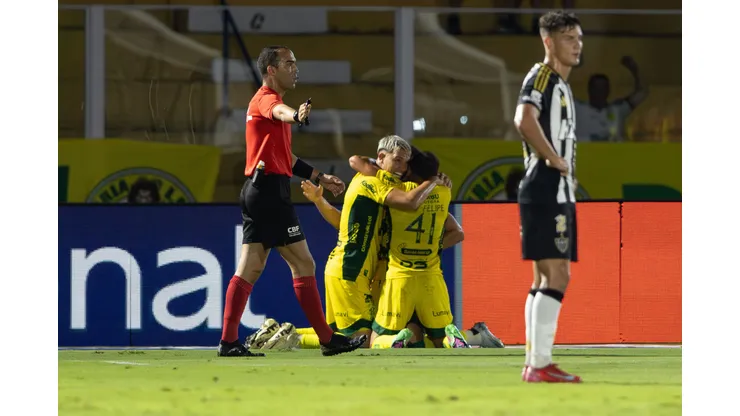 EDSON CARIOCA jogador do Mirassol comemora seu gol com jogador da sua equipe durante partida contra o Atlético-MG no estádio Jose Maria de Campos Maia pelo campeonato Brasileiro A 2025. Foto: Joisel Amaral/AGIF