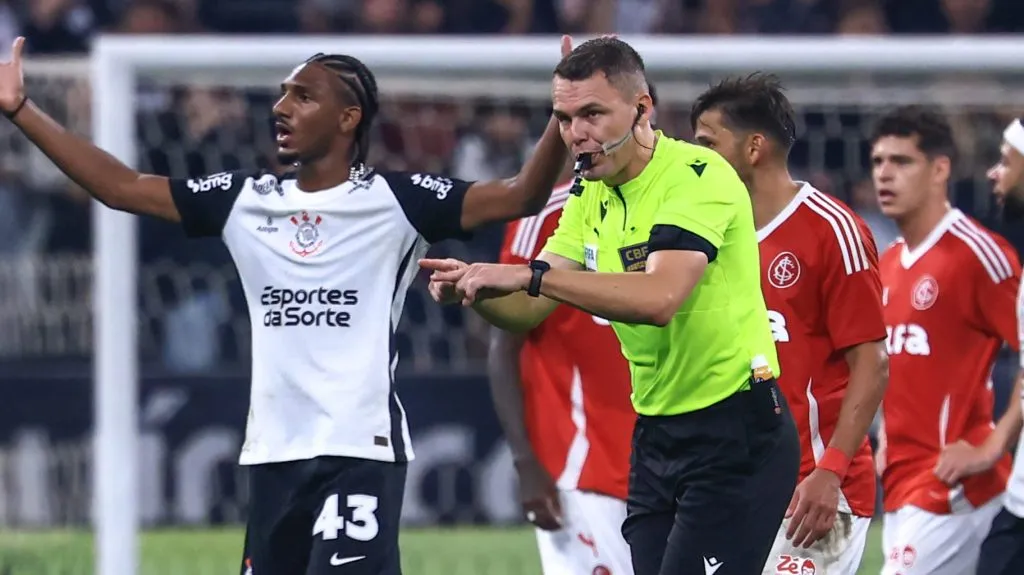 Foto: Marcello Zambrana/AGIF – Paulo César Zanovelli foi muito criticado em Corinthians x Internacional