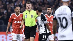 Jogadores reclamam com a arbitragem durante partida entre Corinthians e Internacional, pelo Brasileirão Betano. Foto: Marcello Zambrana/AGIF.
