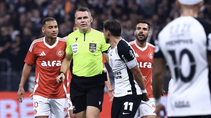 Jogadores reclamam com a arbitragem durante partida entre Corinthians e Internacional, pelo Brasileirão Betano. Foto: Marcello Zambrana/AGIF.