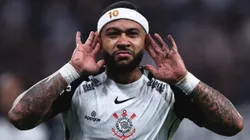 Memphis Depay jogador do Corinthians comemora seu gol antes da anulação - Foto: Ettore Chiereguini/AGIF