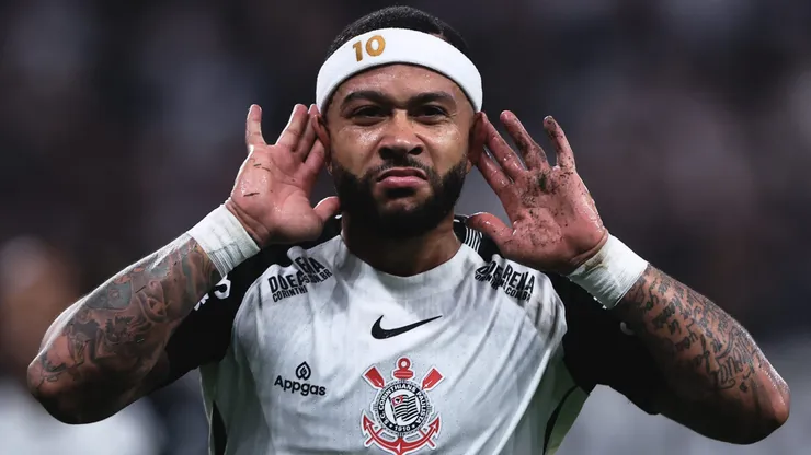 Memphis Depay jogador do Corinthians comemora seu gol antes da anulação - Foto: Ettore Chiereguini/AGIF