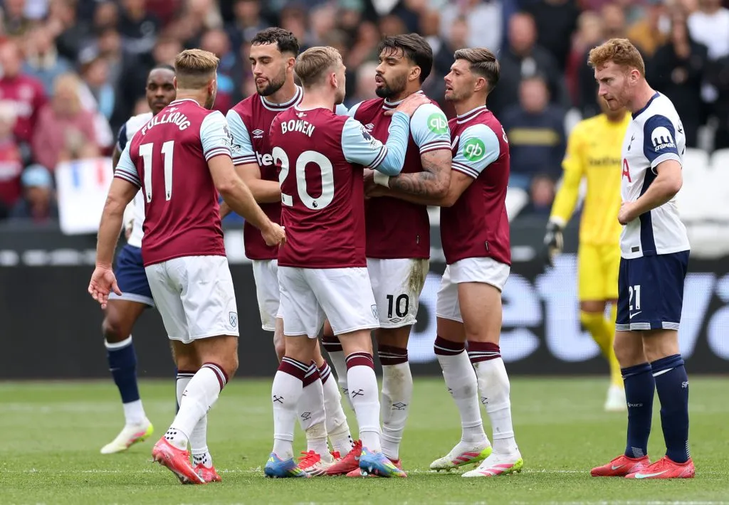Momento em que os atletas consolam o brasileiro. Photo by Ryan Pierse/Getty Images