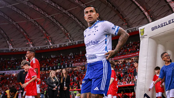 Dudu, ex-Cruzeiro, durante entrada em campo para a partida contra o Internacional, pelo Brasileirão Betano. Foto: Maxi Franzoi/AGIF.