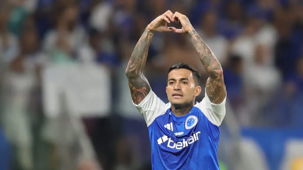 Dudu comemora gol marcado com a camisa da Raposa. Foto: Gilson Lobo/AGIF.