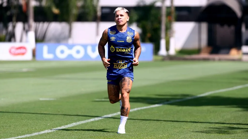 Treino do Santos FC nesta manhã no CT Rei Pelé em Santos, na foto o atacante Soteldo Foto: Mauricio De Souza/AGIF