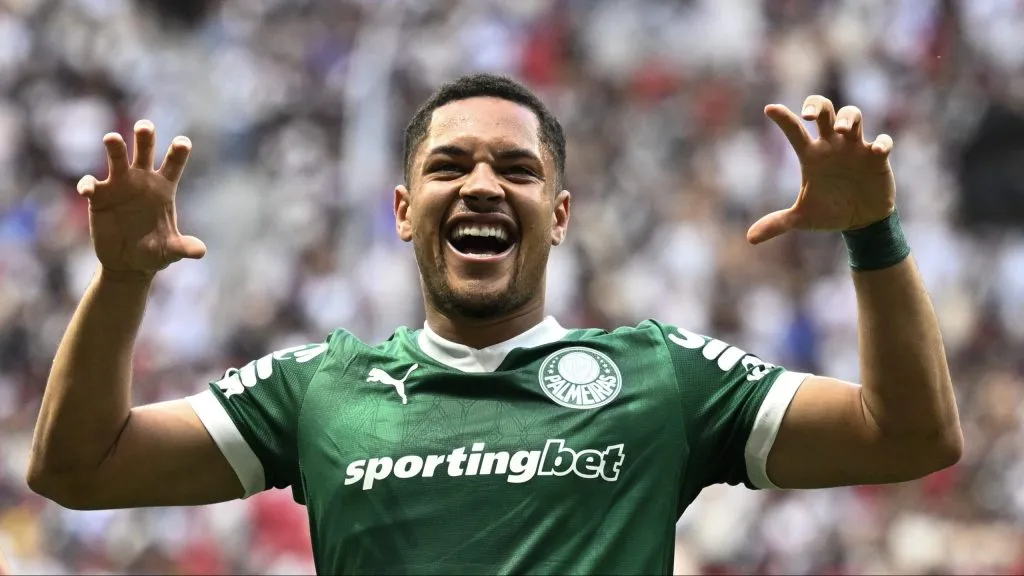 Vitor Roque comemora gol pelo Palmeiras