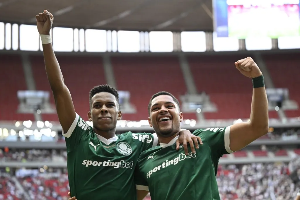 Estêvão e Vitor Roque diante do Vasco