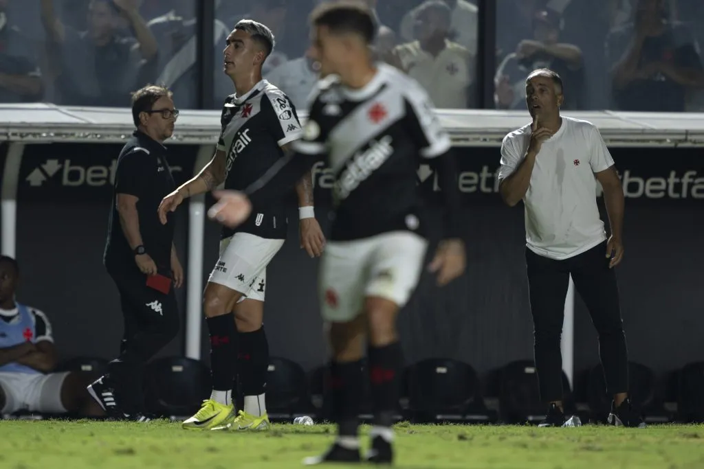RJ – RIO DE JANEIRO – 30/11/2024 – BRASILEIRO A 2024, VASCO X ATLETICO-GO – Felipe Maestro tecnico do Vasco durante partida contra o Atletico-GO no estadio Sao Januario pelo campeonato Brasileiro A 2024. Foto: Jorge Rodrigues/AGIF