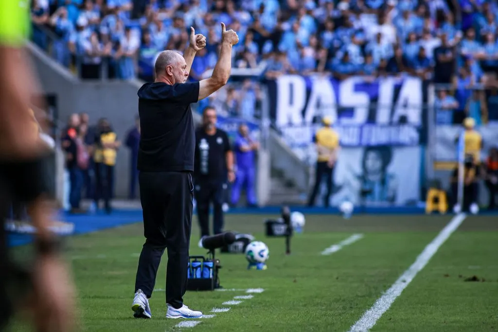 Mano Menezes técnico do Grêmio durante partida contra o Santos – Foto: Maxi Franzoi/AGIF