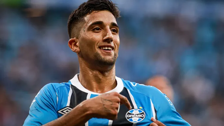 Chistian Olivera jogador do Grêmio comemora seu gol durante partida contra o Santos - Foto: Maxi Franzoi/AGIF