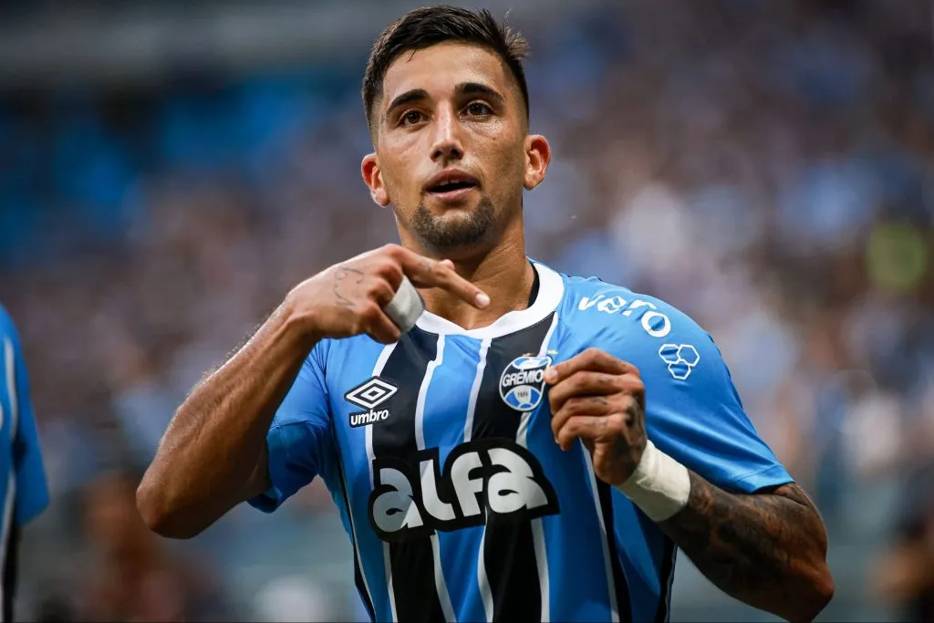 Cristian Oliveira, jogador do Grêmio, comemora seu gol durante partida contra o Santos no estadio Arena do Grêmio pelo campeonato Brasileiro A 2025. Foto: Maxi Franzoi/AGIF