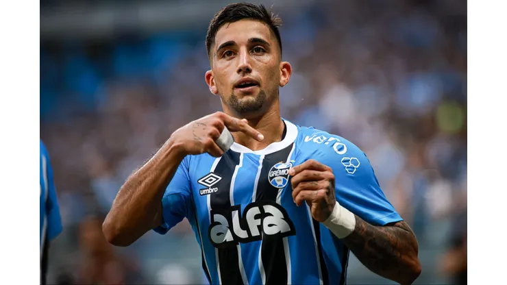 Cristian Oliveira, jogador do Grêmio, comemora seu gol durante partida contra o Santos no estadio Arena do Grêmio pelo campeonato Brasileiro A 2025. Foto: Maxi Franzoi/AGIF
