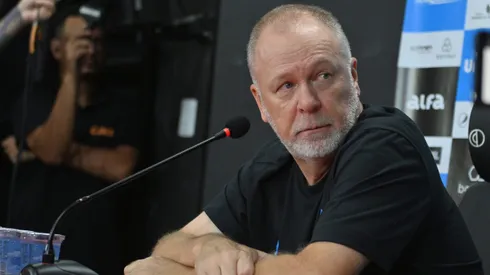 Mano Menezes durante coletiva de imprensa