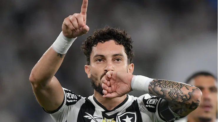Alex Telles marcou pela primeira vez na temporada nesta semana
