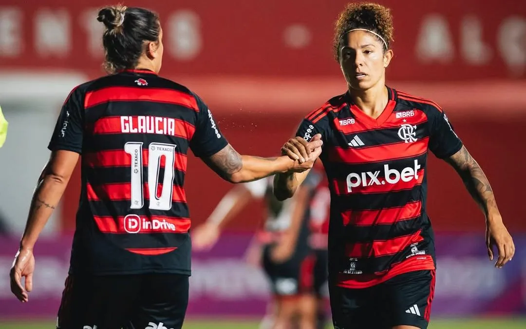 A dupla dinâmica, Cristiane e Glaucia selaram a vitória sobre a Ferroviária no Brasileirão Feminino. Foto: Divulgação/Flamengo