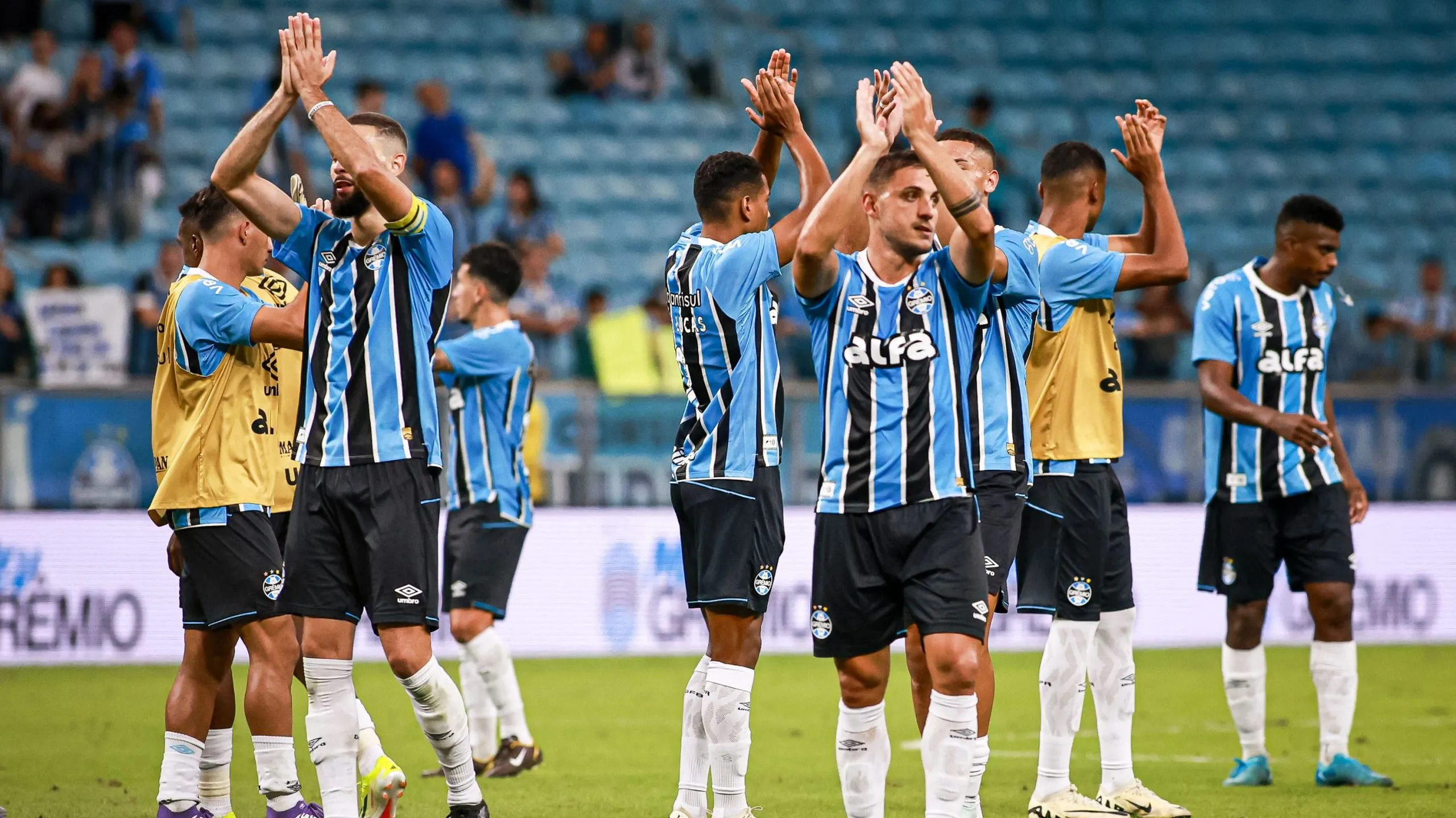 Atletas do Grêmio após a vitória. Foto: Maxi Franzoi/AGIF