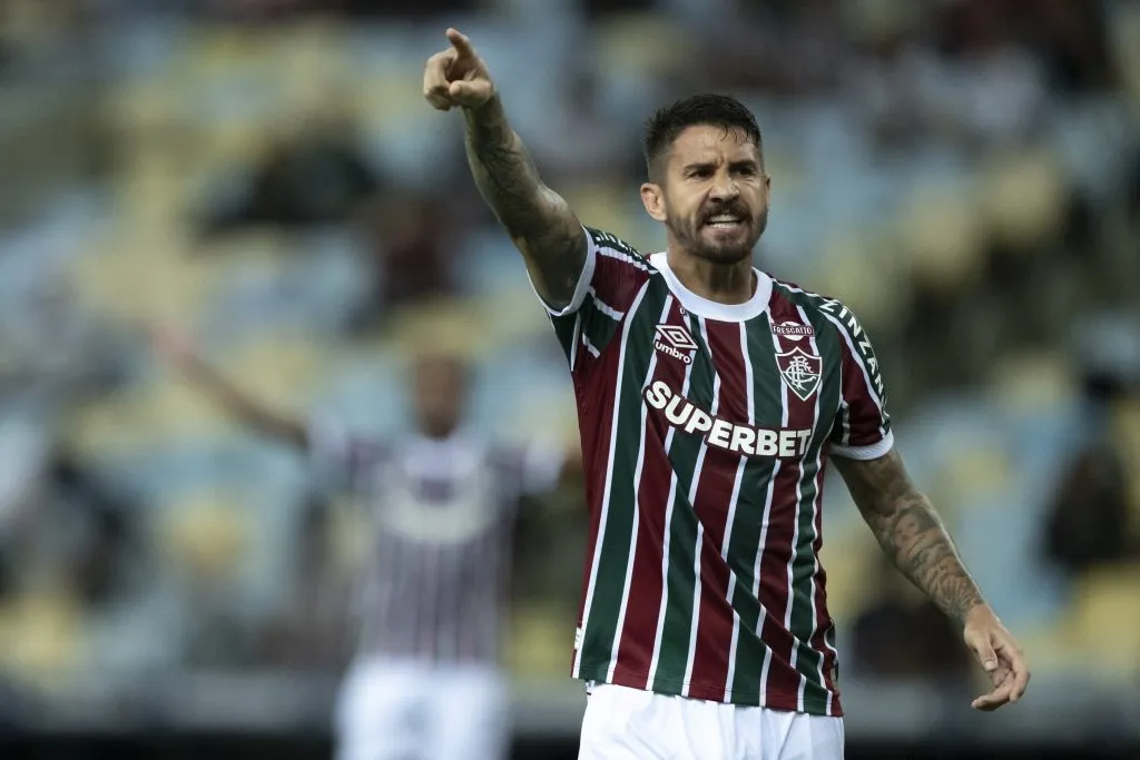 RJ – RIO DE JANEIRO – 10/04/2025 – COPA SUL-AMERICANA 2025, FLUMINENSE X SAN JOSE – Everaldo jogador do Fluminense reclama com a arbitragem durante partida contra o San Jose no estadio Maracana pelo campeonato Copa Sul-americana 2025. Foto: Jorge Rodrigues/AGIF
