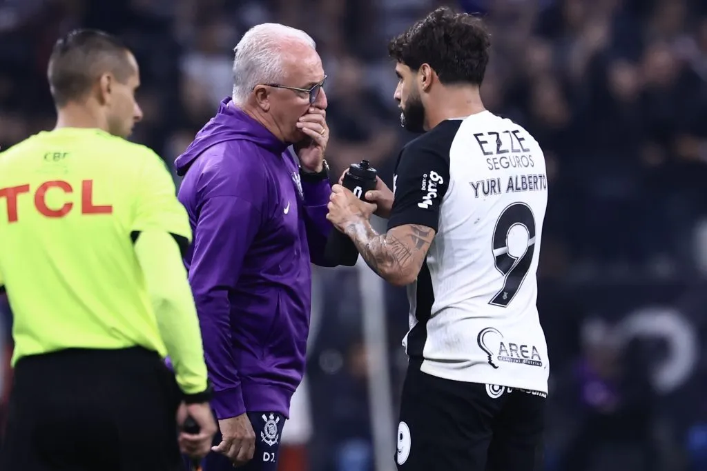 Dorival Jr técnico do Corinthians durante partida contra o Internacional – Foto: Marcello Zambrana/AGIF