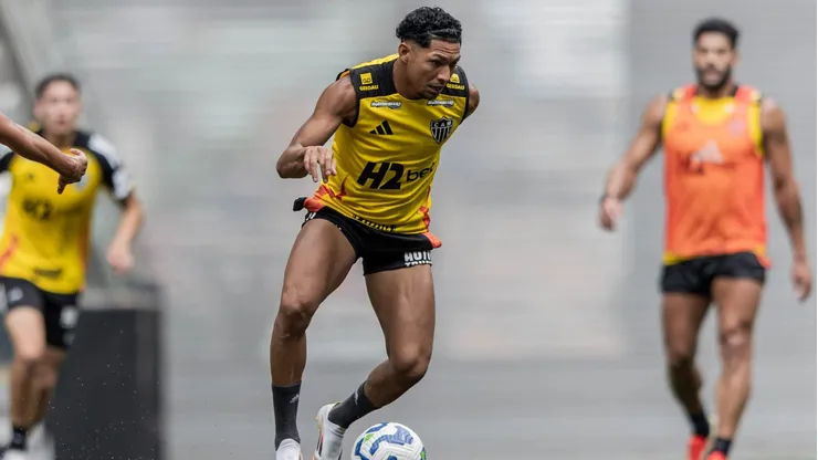Rony elogia o novo gramado sintético da Arena MRV