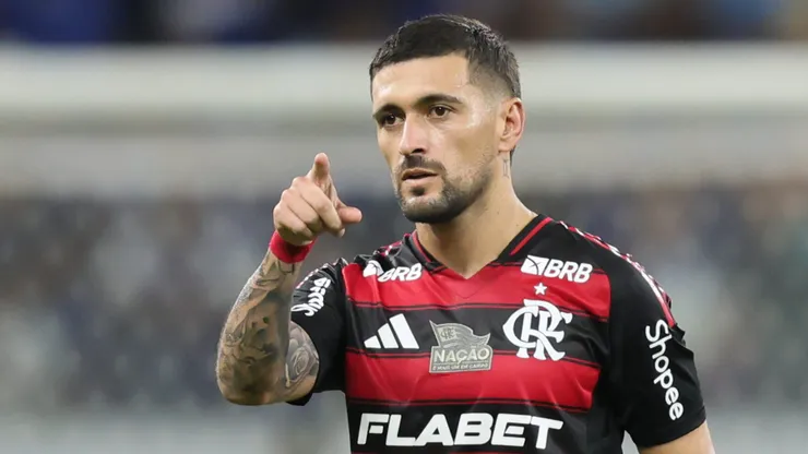 Arrascaeta durante a partida com o Cruzeiro