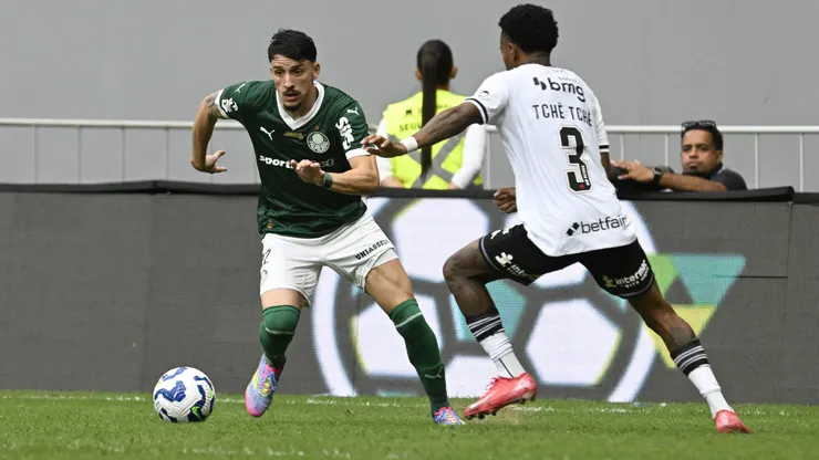 Jogador do Vasco disputa lance com jogador do Palmeiras durante partida contra o Vasco no estadio Mane Garrincha pelo campeonato Brasileiro A 2025.