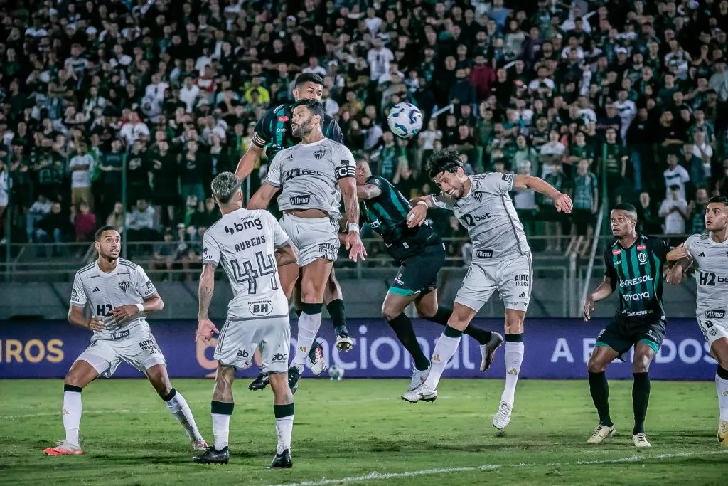 Ronald Carvalho jogador do Maringa disputa lance com jogador do Atletico-MG – Foto: Fernando Teramatsu/AGIF