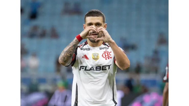 RS - PORTO ALEGRE - 13/04/2025 - BRASILEIRO A 2025, GREMIO X FLAMENGO - Giogian De Arrascaeta jogador do Flamengo comemora seu gol durante partida contra o Gremio no estadio Arena do Gremio pelo campeonato Brasileiro A 2025. Foto: Liamara Polli/AGIF