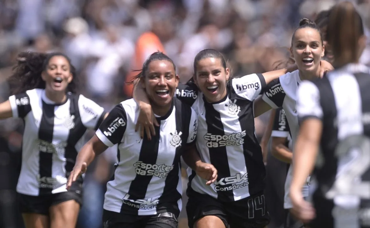 Corinthians goleia o Bahia por 5 a 1 e sobe para 3º no Brasileirão